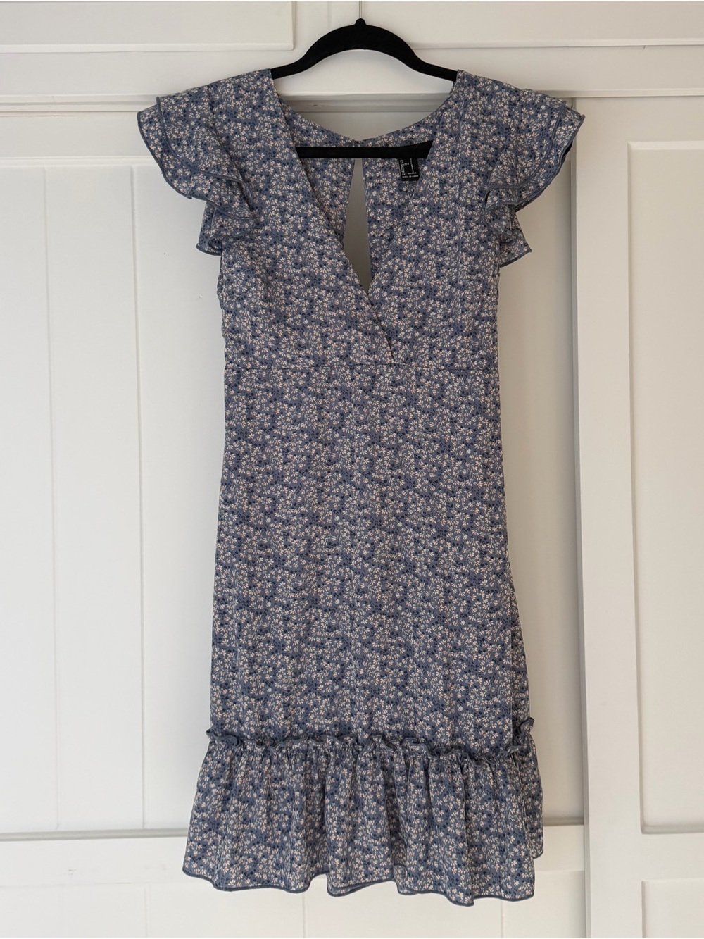 Forever 21- Floral Flutter-Sleeve Ruffle Dress in Blue
